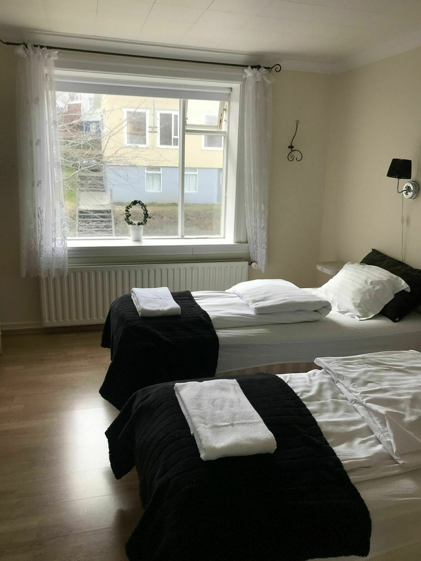 Gula Villan Guesthouse Akureyri Extérieur photo